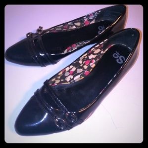 Retro inspired patent leather shoes